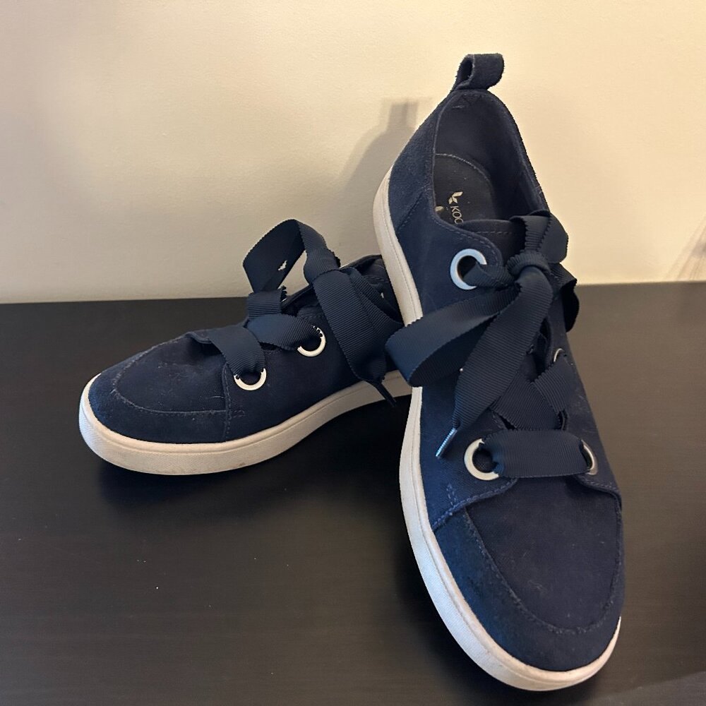 Womens Koolaburra by Ugg Sz 9 Navy Blue Sneaker with Navy Blue Ribbon Laces